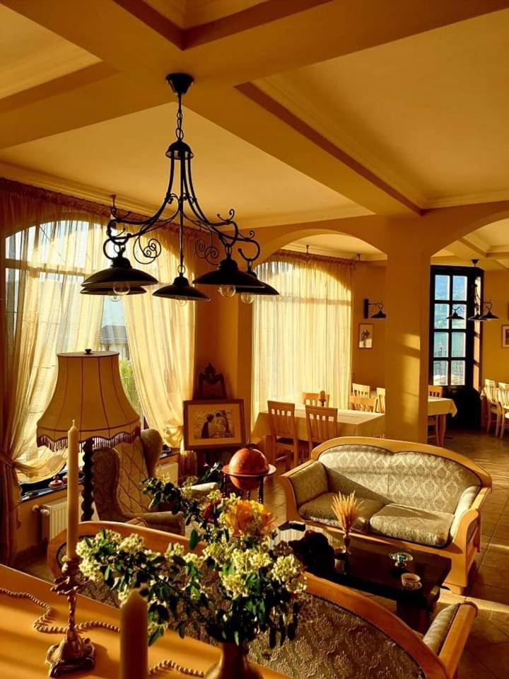 Pensiunea Casa Mircea & Restaurant Ieşelniţa Zewnętrze zdjęcie